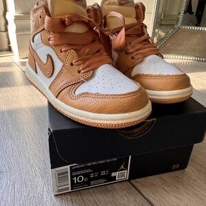 Nike Air Jordan 1 High OG in Tan and White